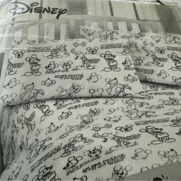 Disney QUEEN Sheet Set - Black and White NEW! - Picture 3 of 13
